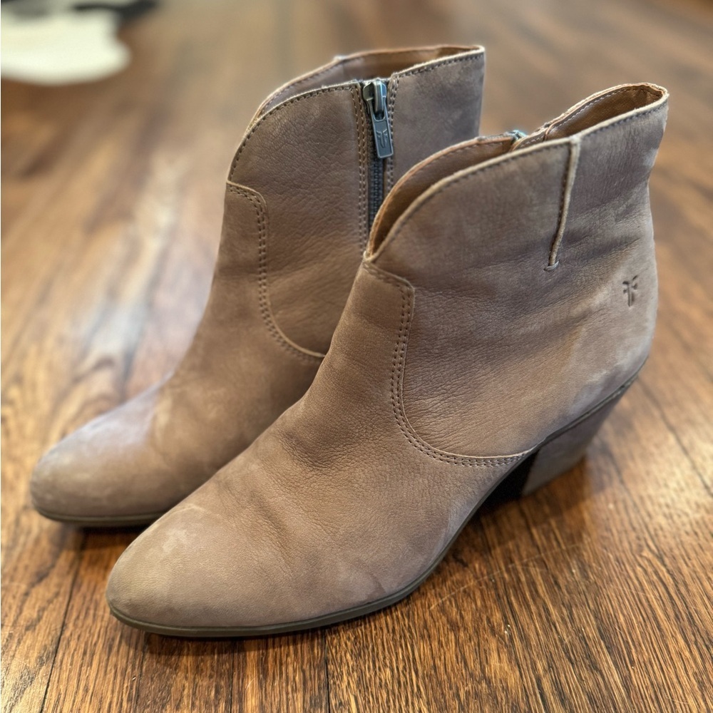 Frye NWOB Jennifer Tan Ankle Booties Western Style Leather Suede Size 10